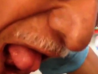 Mamada al aire libre con un papi maduro