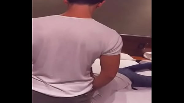 Hetero curioso me folla a pelo y con ropa luego de unos tragos en el bar