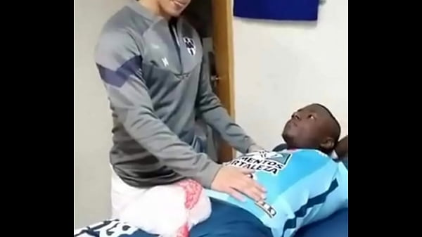 Futbolista regio se arrepiente de lesionar a Ebony Soccerplayer y se disculpa en los vestidores