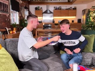 Naughty twinks Taylor Mason and Jonny Montero bareback hard