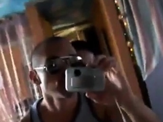 Dos Mexicanos Cogiendo Bareback Frente al Espejo