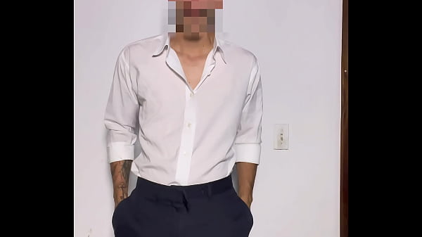 Joven elegante prueba su juguete sexual hasta un gran CUM