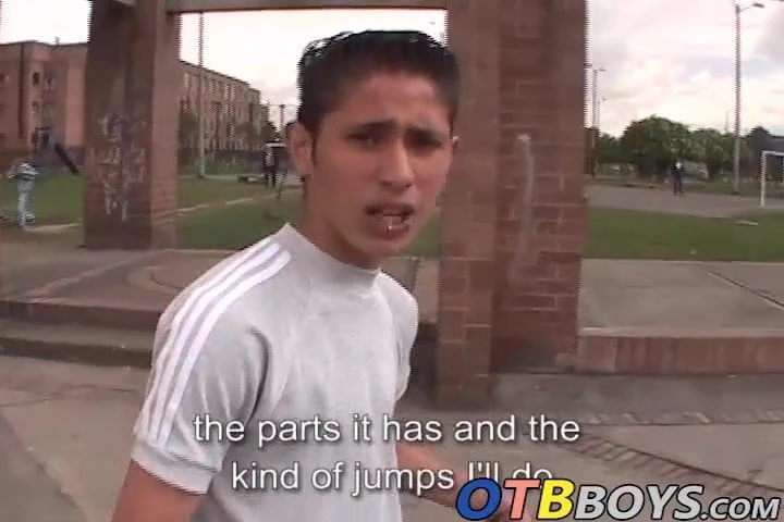 Latin skater Juan Carlos wanks his dick