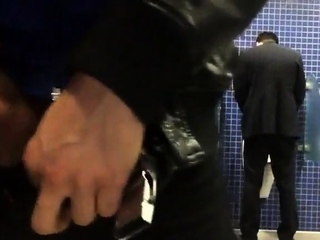 Masturbando e gozando no mictrio