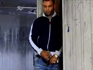 Espiando um macho latino amador se masturbando at o orgasmo